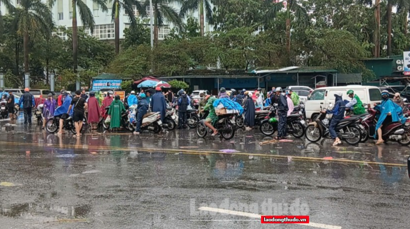 Mưa ngập khiến hàng trăm xe chết máy, Cảnh sát giao thông hỗ trợ người dân di chuyển