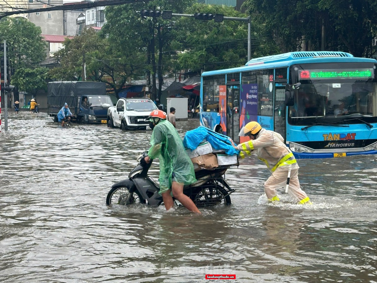 Mưa ngập khiến hàng trăm xe chết máy, Cảnh sát giao thông hỗ trợ người dân di chuyển