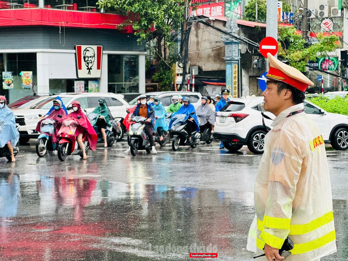 Mưa ngập khiến hàng trăm xe chết máy, Cảnh sát giao thông hỗ trợ người dân di chuyển