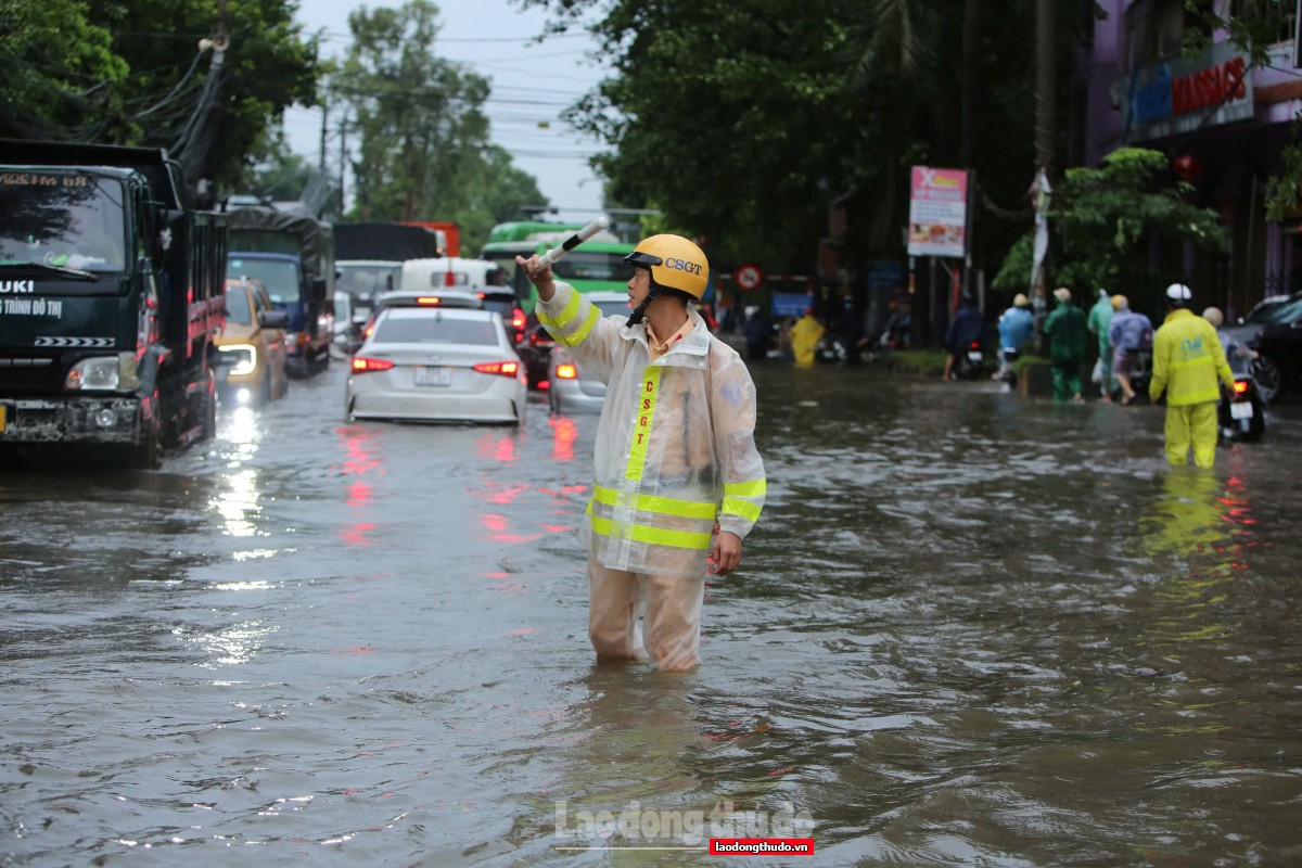 Mưa ngập khiến hàng trăm xe chết máy, Cảnh sát giao thông hỗ trợ người dân di chuyển