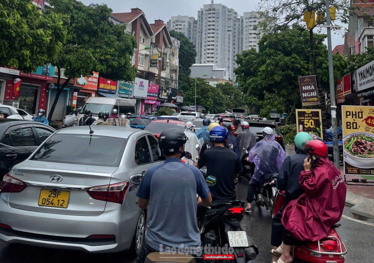 Mưa ngập khiến hàng trăm xe chết máy, Cảnh sát giao thông hỗ trợ người dân di chuyển