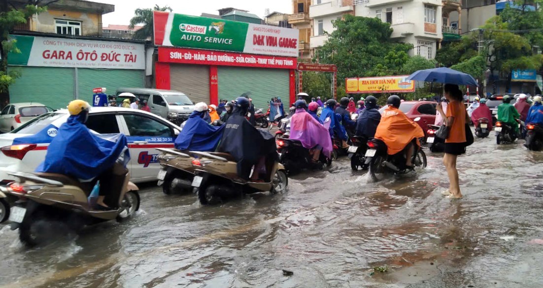 Hà Nội: Thanh tra giao thông huy động phương tiện đưa người dân qua các điểm úng ngập sâu