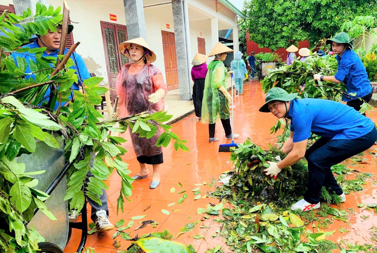 Thanh niên Nghệ An hỗ trợ người dân Hải Phòng khắc phục hậu quả sau bão số 3