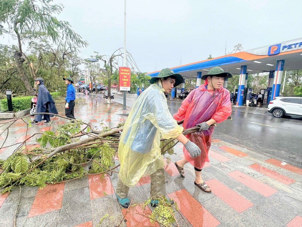 Thanh niên Nghệ An hỗ trợ người dân Hải Phòng khắc phục hậu quả sau bão số 3