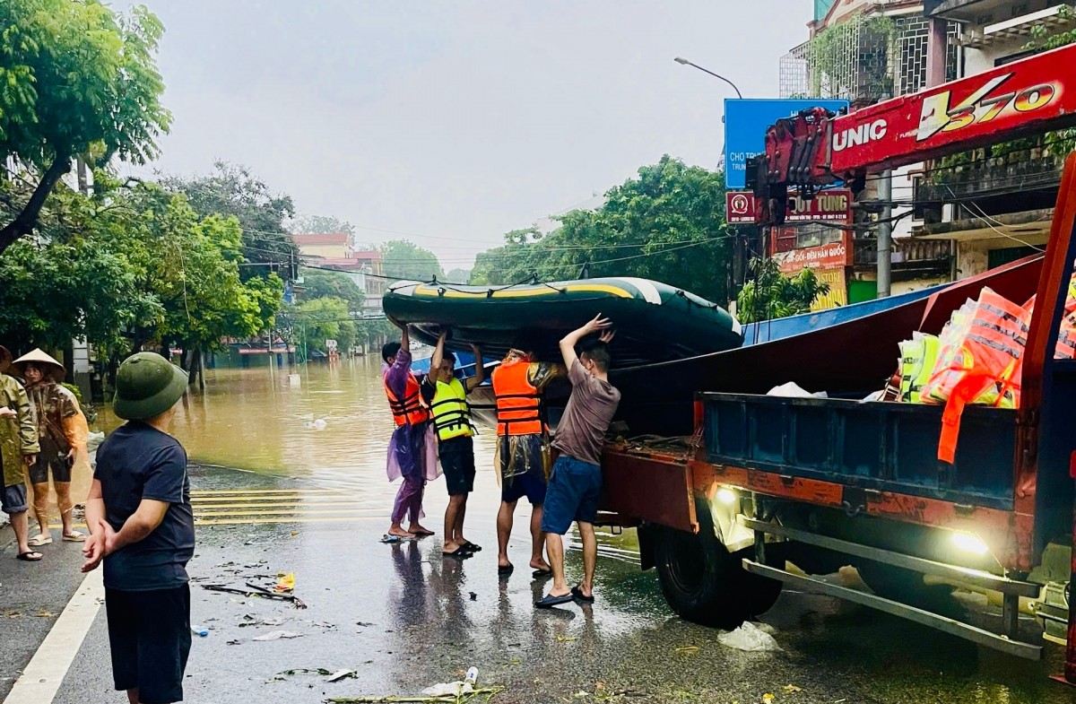 Thuyền đò và nhu yếu phẩm của người dân xã Hương Sơn hỗ trợ được bàn giao cho Công an thành phố Thái Nguyên để cứu trợ người dân vùng lũ