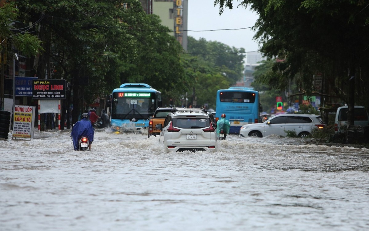 Hà Nội: Thanh tra giao thông huy động phương tiện đưa người dân qua các điểm úng ngập sâu