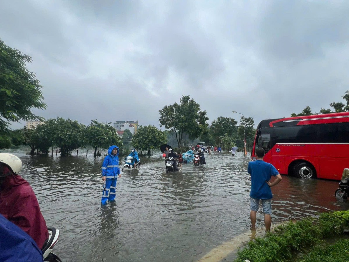 Hà Nội: Cấm đường 428 qua huyện Phú Xuyên vì ngập nặng