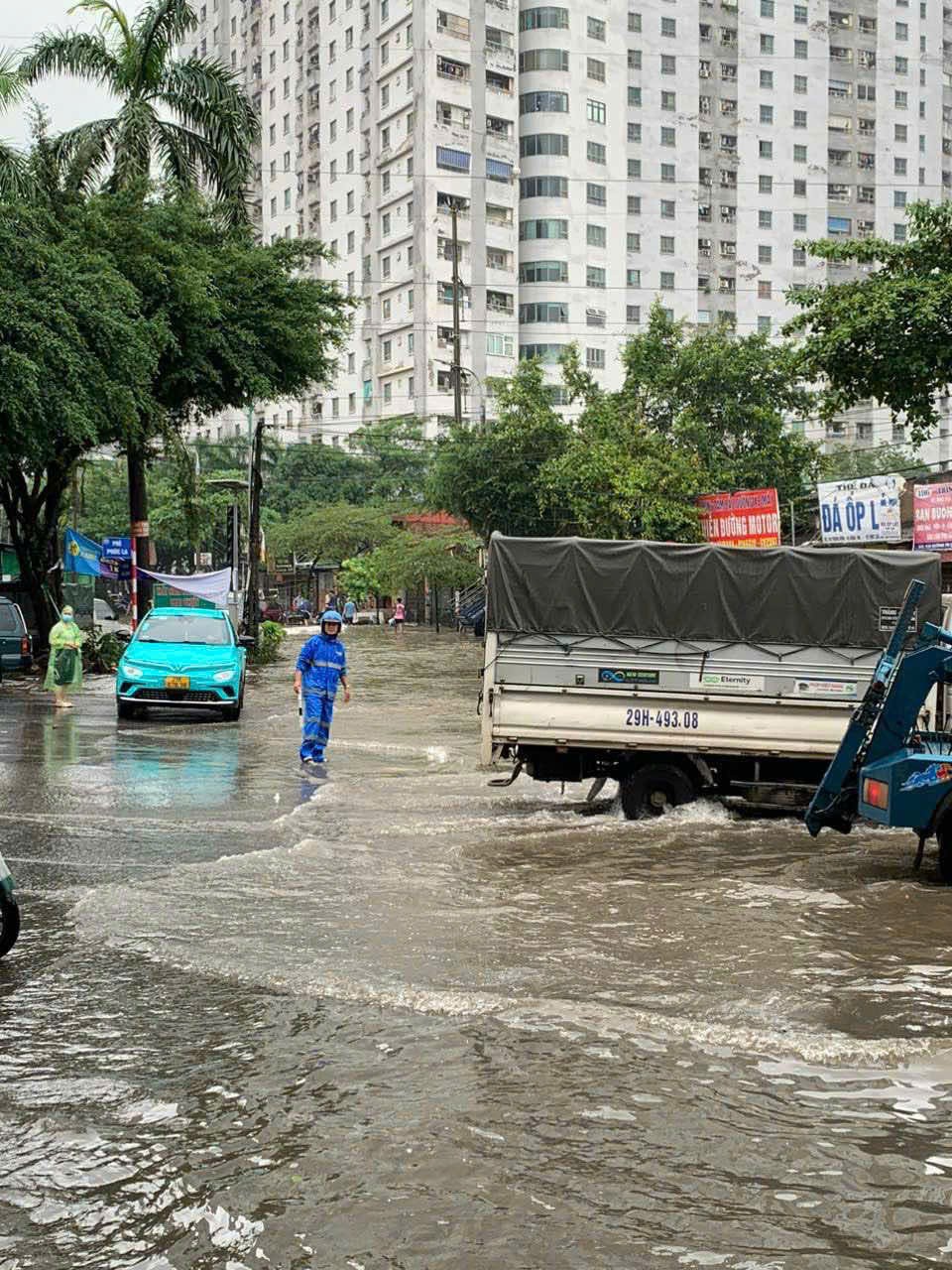 Hà Nội: Thanh tra giao thông huy động phương tiện đưa người dân qua các điểm úng ngập sâu