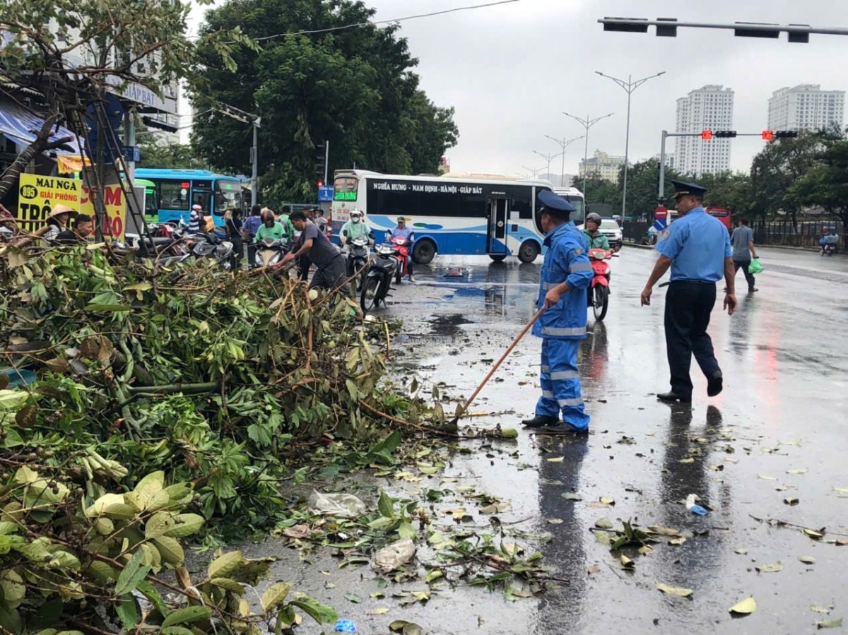 Hà Nội: Thanh tra giao thông huy động phương tiện đưa người dân qua các điểm úng ngập sâu