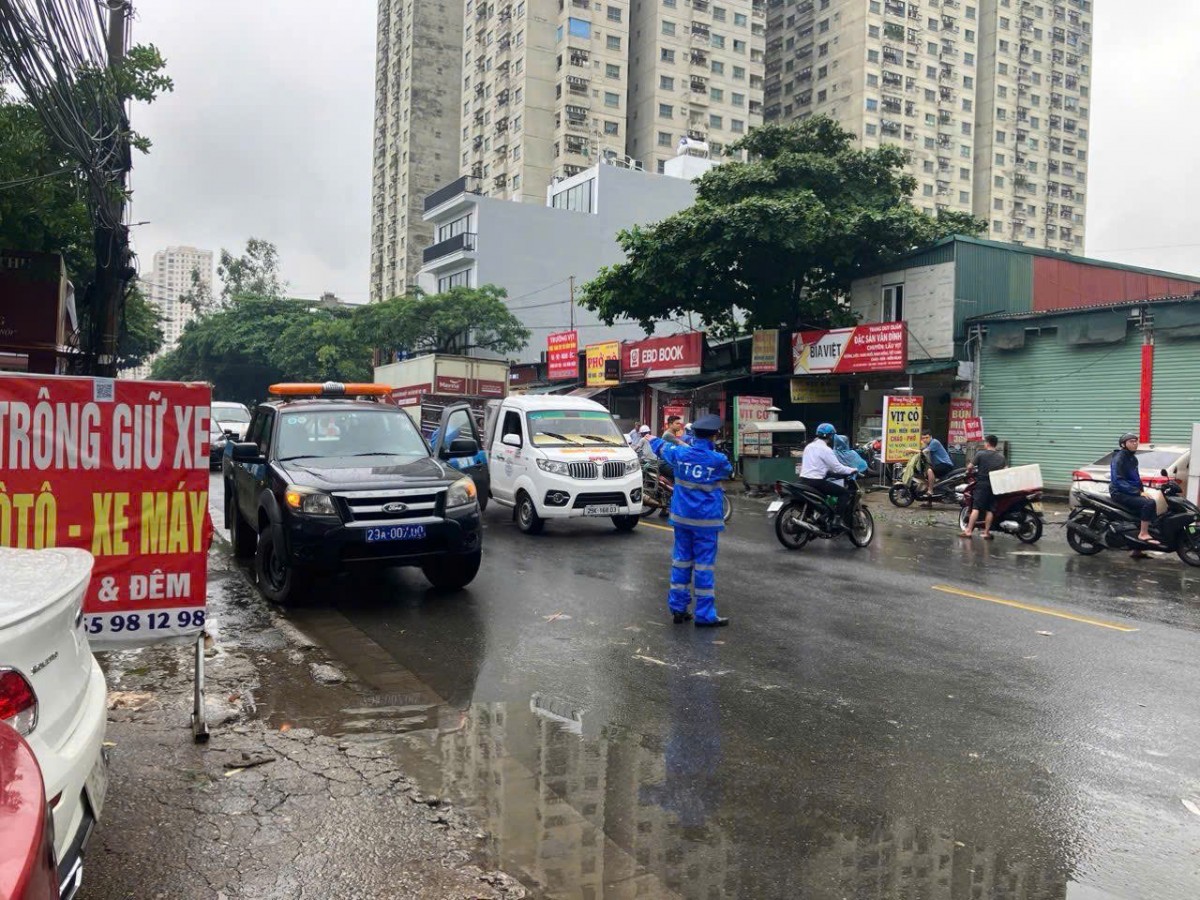 Hà Nội: Thanh tra giao thông huy động phương tiện đưa người dân qua các điểm úng ngập sâu