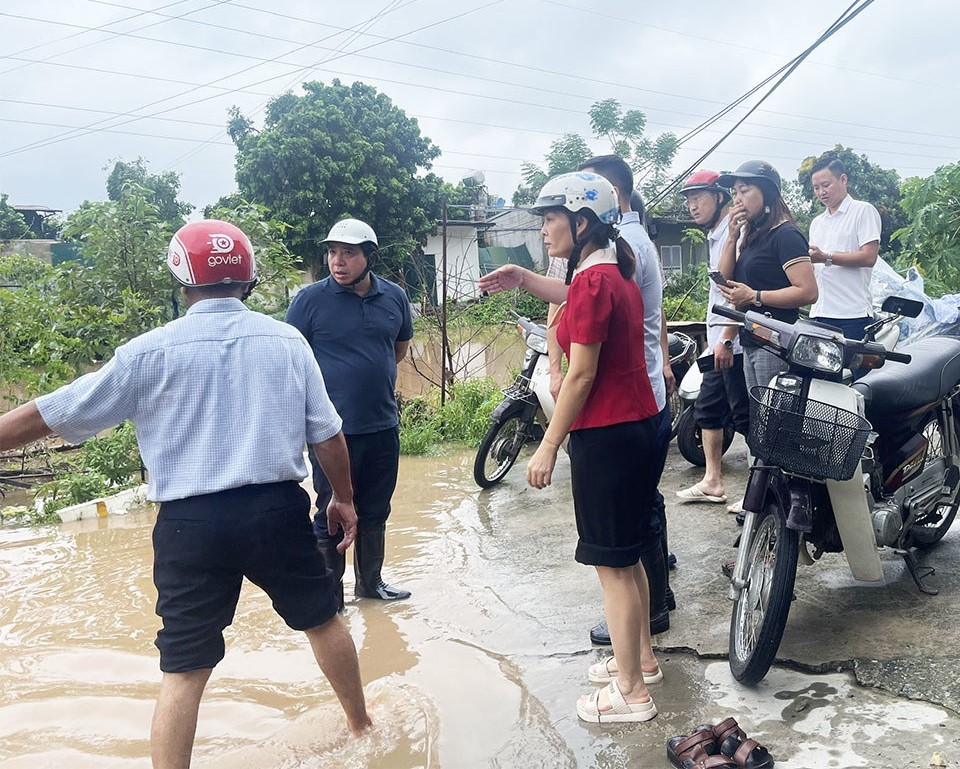 Quận Bắc Từ Liêm: Khẩn trương di dời các hộ dân ở vùng có nguy cơ ngập úng tới nơi an toàn