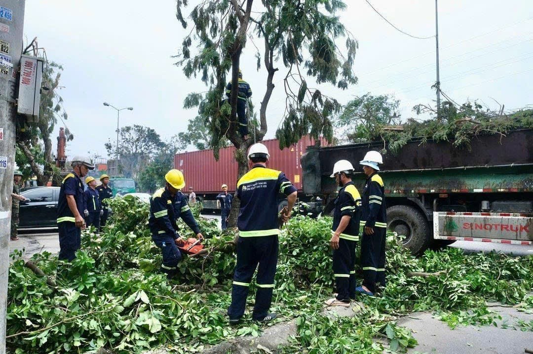 Đoàn viên Công đoàn Thành phố Hồ Chí Minh hỗ trợ Hà Nội, Hải Phòng khắc phục hậu quả bão số 3