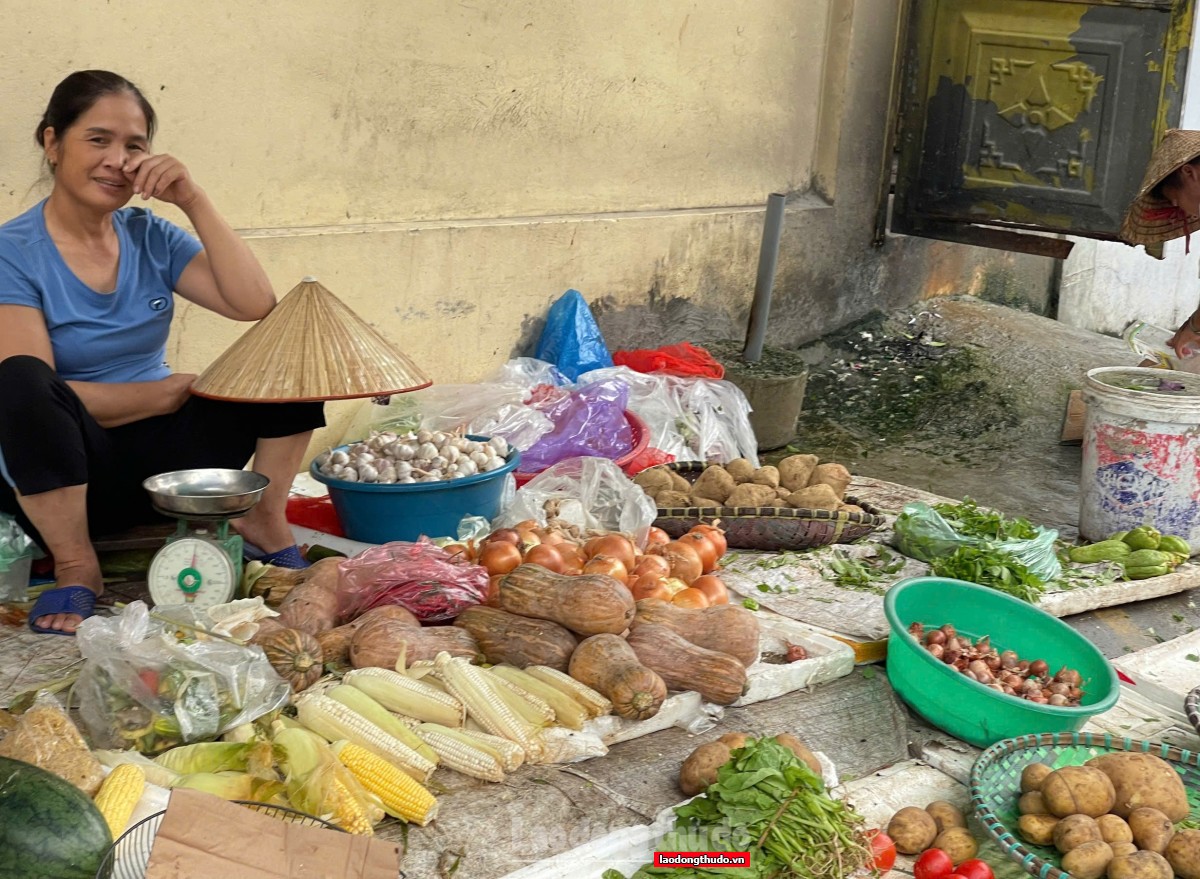 Hà Nội: Giá thực phẩm, rau xanh tại chợ dân sinh tăng, siêu thị giá ổn định