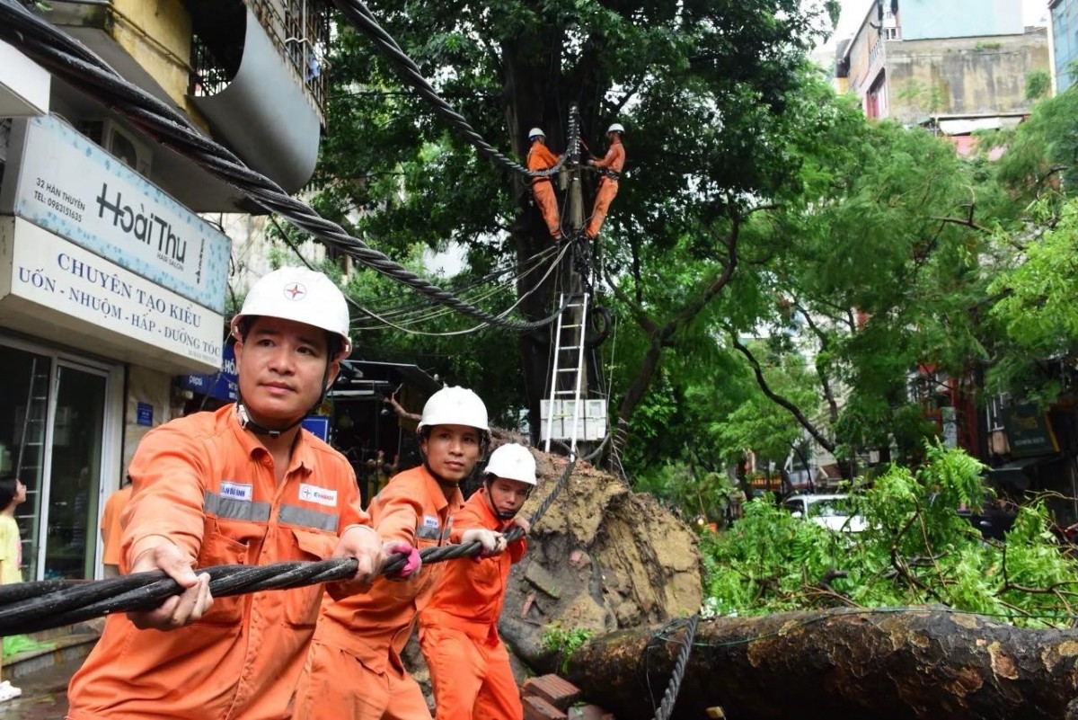 EVNHANOI tăng cường lực lượng sẵn sàng ứng phó nguy cơ ngập lụt