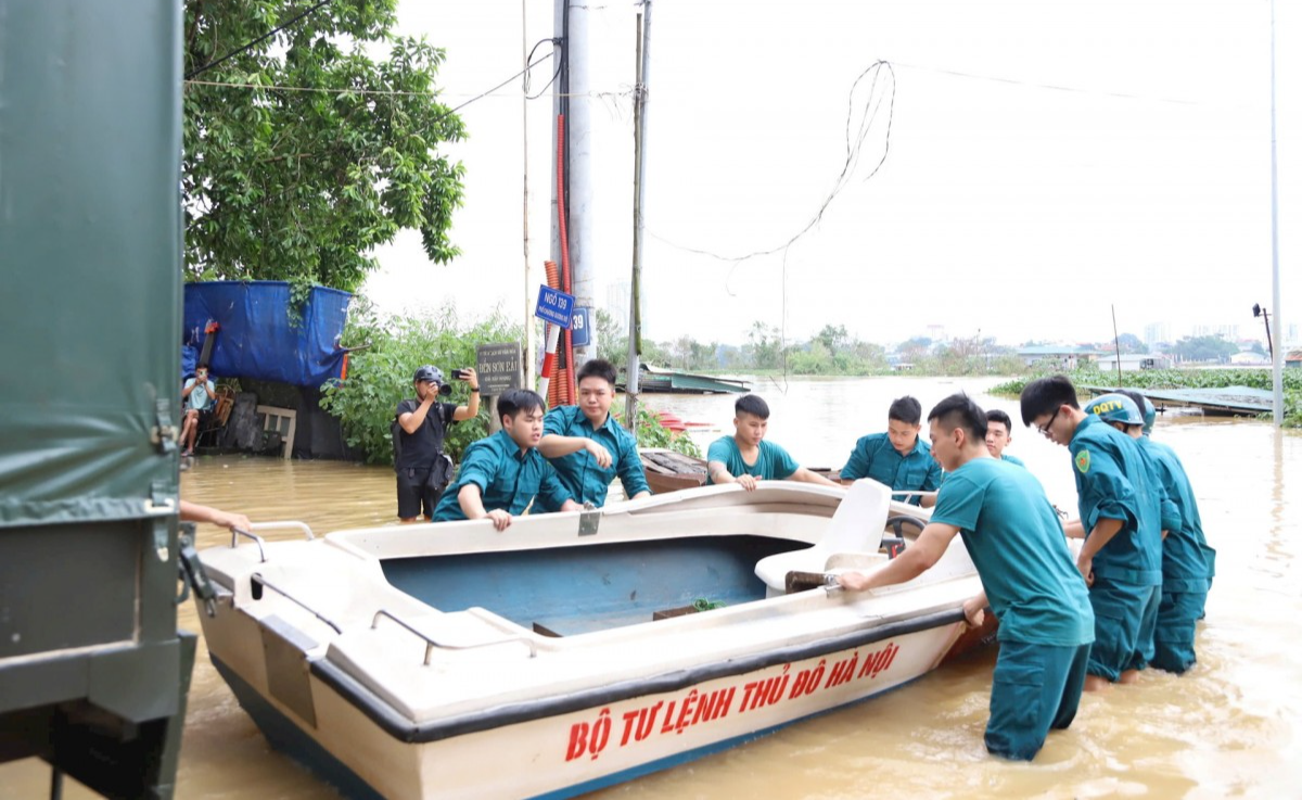 Phó Bí thư Thành ủy Hà Nội thị sát công tác ứng phó mưa lũ tại quận Hoàn Kiếm