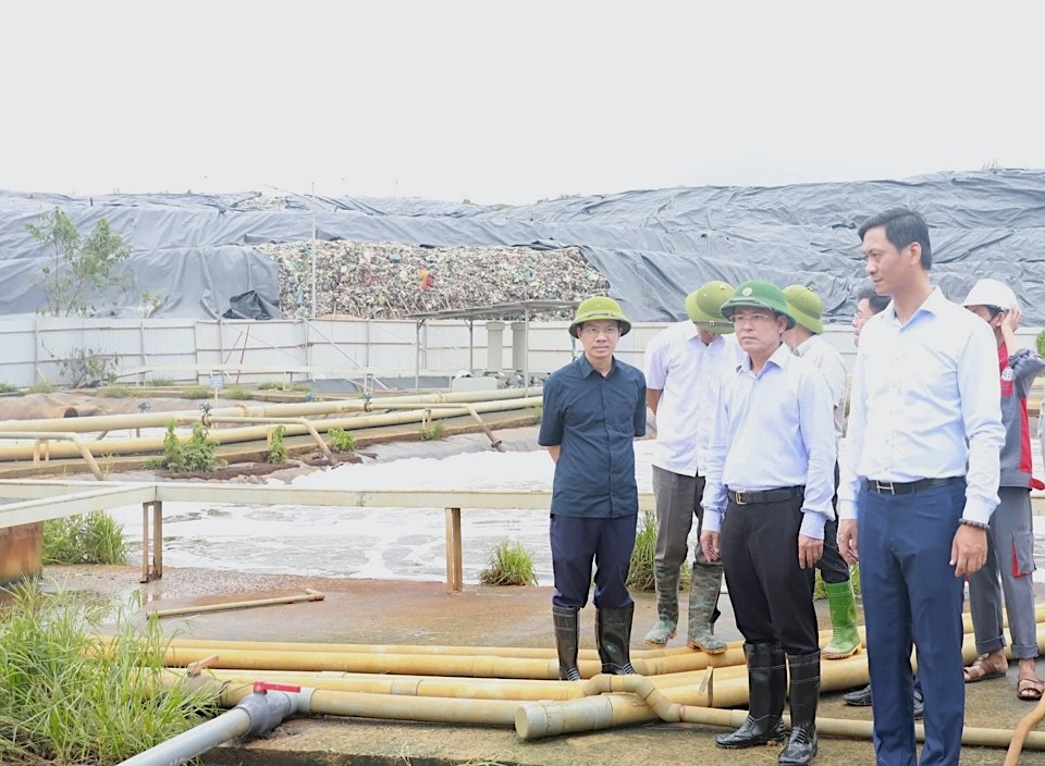 Tăng cường thu gom và vận chuyển rác tại các khu vực ngập lụt