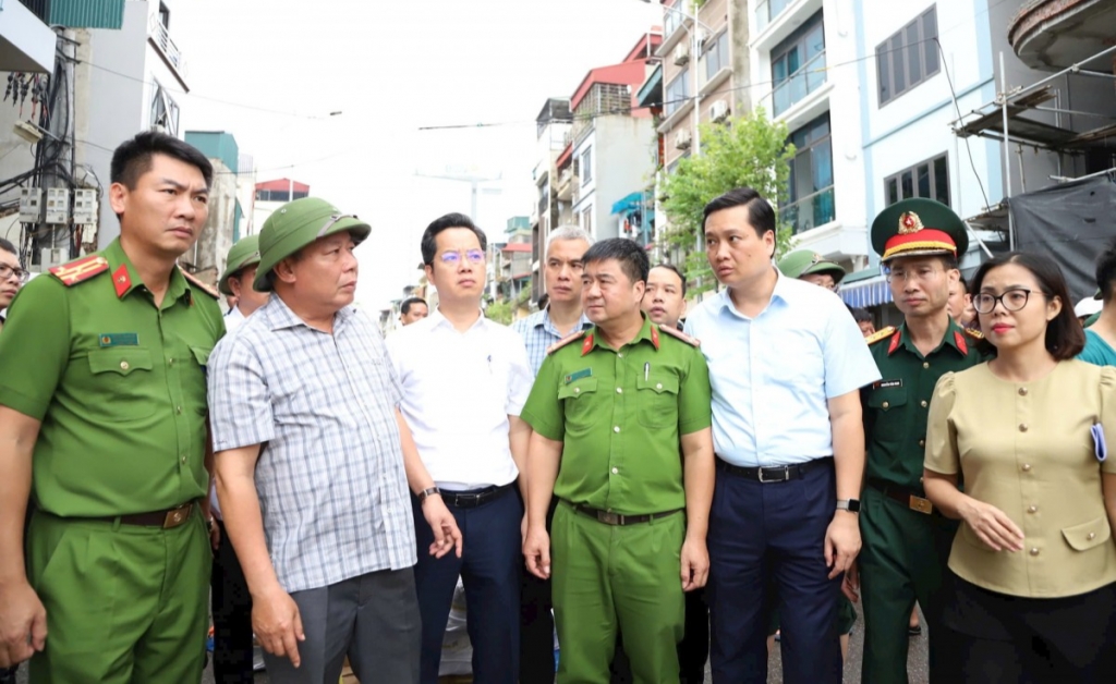 Phó Bí thư Thành ủy Hà Nội thị sát công tác ứng phó mưa lũ tại quận Hoàn Kiếm