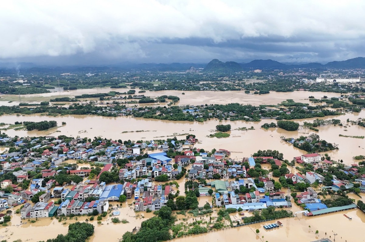 Triển khai phương tiện, kể cả trực thăng để vận chuyển lương thực cho người dân vùng lũ