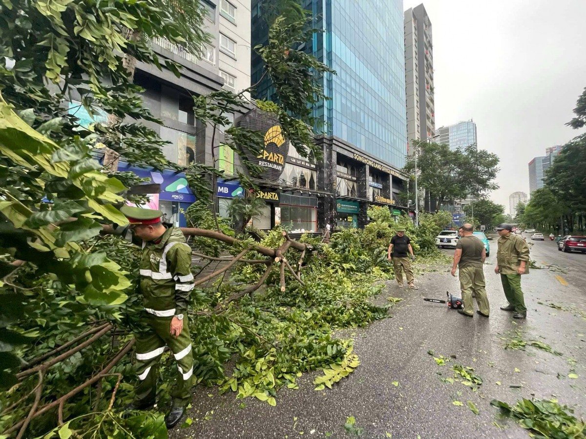 Công an quận Đống Đa: Bám sát địa bàn, kịp thời xử lý sự cố mưa bão