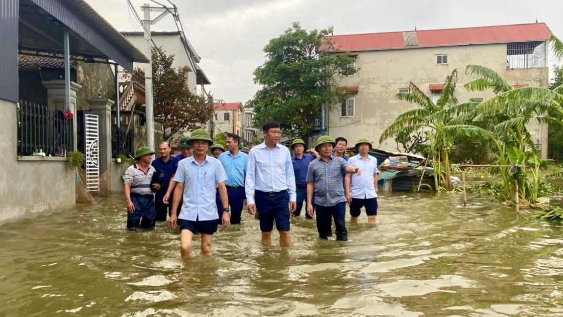 Trưởng ban Dân vận Thành ủy Hà Nội thị sát tình hình úng ngập tại Quốc Oai