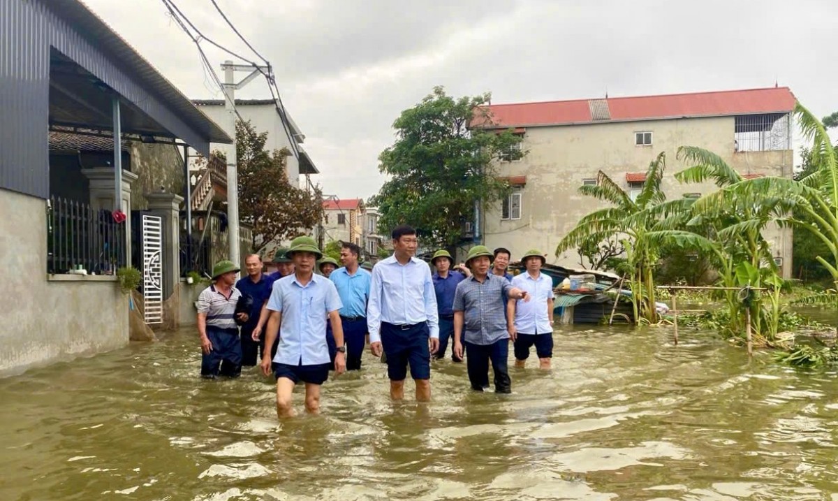 kiểm tra tình hình úng ngập tại xóm Bến Vôi, xã Cấn Hữu. 