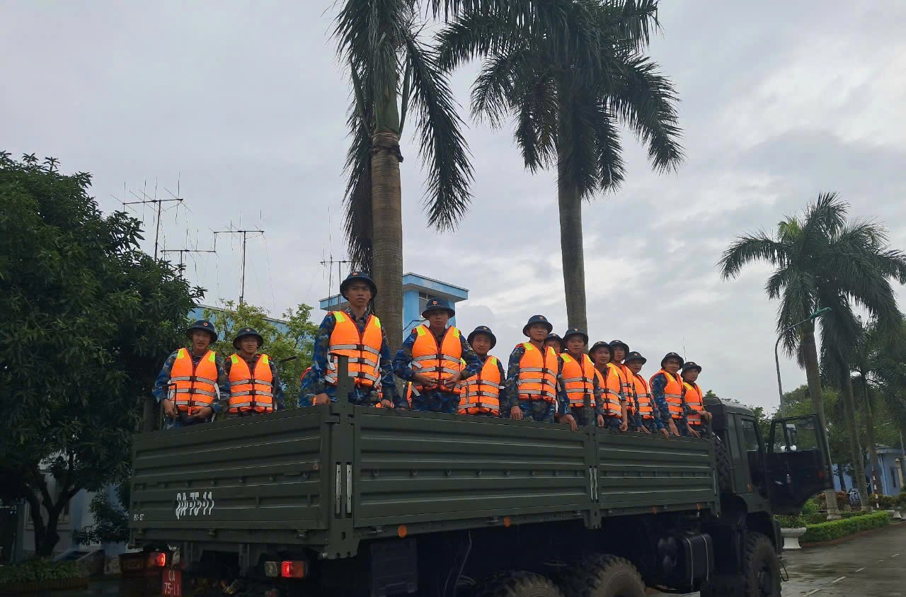 Thanh Trì: Lực lượng cơ động và nhân dân căng mình đắp đê ngăn lũ