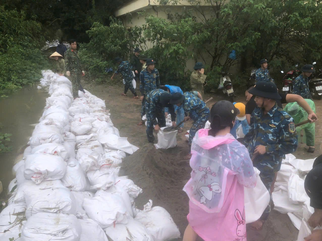 Thanh Trì: Lực lượng cơ động và nhân dân căng mình đắp đê ngăn lũ