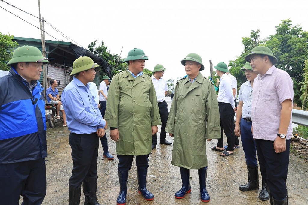 Chủ tịch HĐND Thành phố Nguyễn Ngọc Tuấn kiểm tra các tuyến đê tại huyện Thường Tín