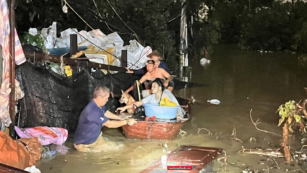 Hà Nội: Nước sông Hồng dâng cao, người dân hối hả sơ tán trong đêm