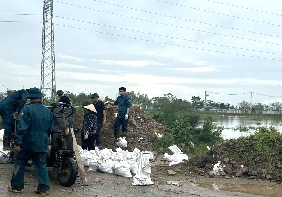 Thanh Trì: Lực lượng cơ động và nhân dân căng mình đắp đê ngăn lũ