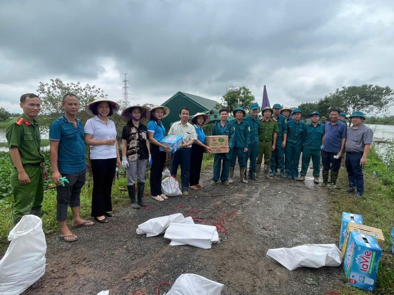 Thanh Trì: Lực lượng cơ động và nhân dân căng mình đắp đê ngăn lũ