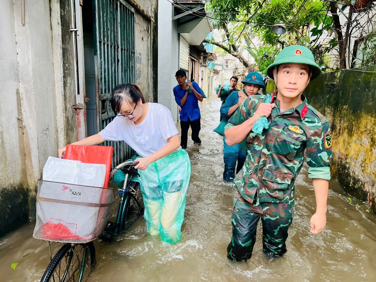 Lực lượng vũ trang Thanh Trì cứu hộ người dân kẹt trong vùng lũ