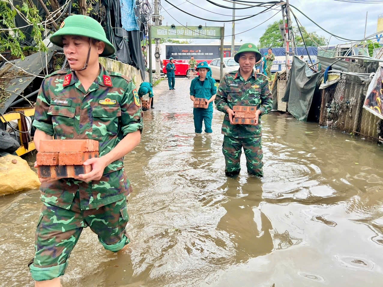 Lực lượng vũ trang Thanh Trì cứu hộ người dân kẹt trong vùng lũ