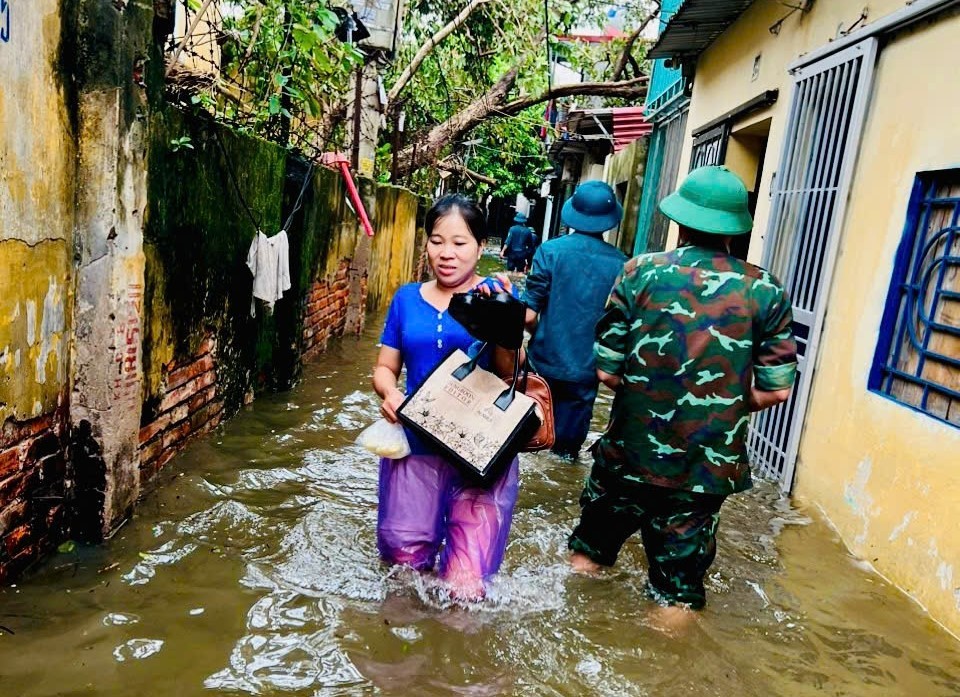 Lực lượng vũ trang Thanh Trì cứu hộ người dân kẹt trong vùng lũ