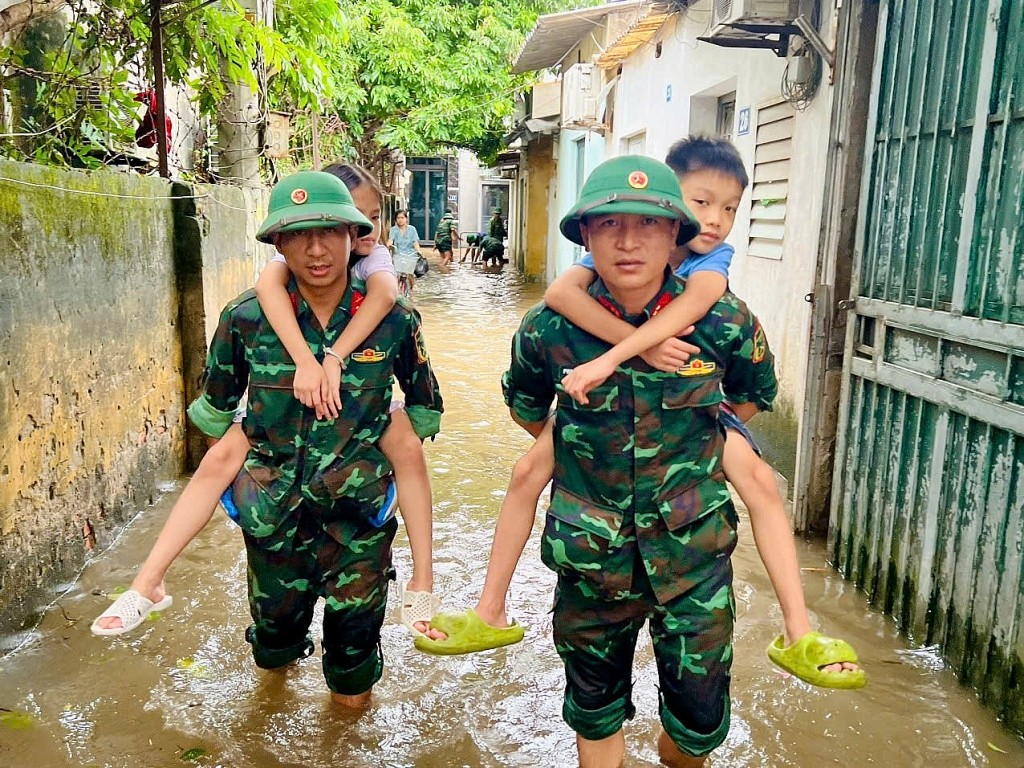 Lực lượng vũ trang Thanh Trì cứu hộ người dân kẹt trong vùng lũ