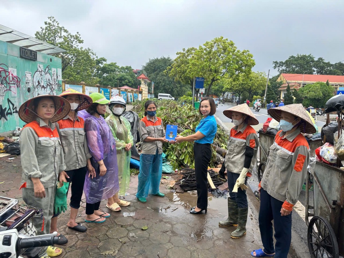 LĐLĐ quận Hà Đông thăm, hỗ trợ người lao động bị ảnh hưởng do bão, lũ