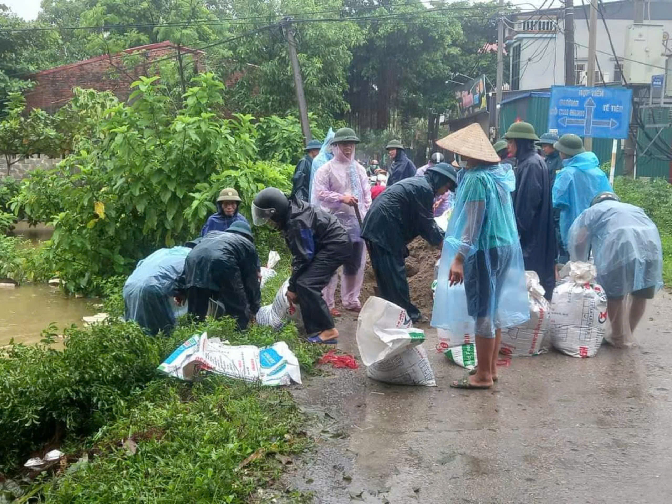 Cán bộ, đoàn viên Công đoàn Thủ đô tích cực tham gia phòng chống mưa lũ