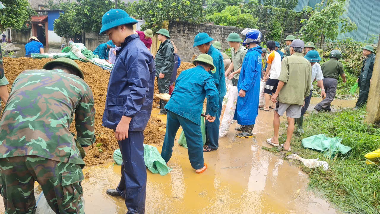 Cán bộ, đoàn viên Công đoàn Thủ đô tích cực tham gia phòng chống mưa lũ