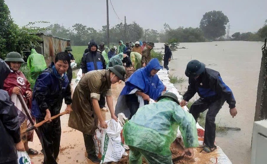 Cán bộ, đoàn viên Công đoàn Thủ đô tích cực tham gia phòng chống mưa lũ