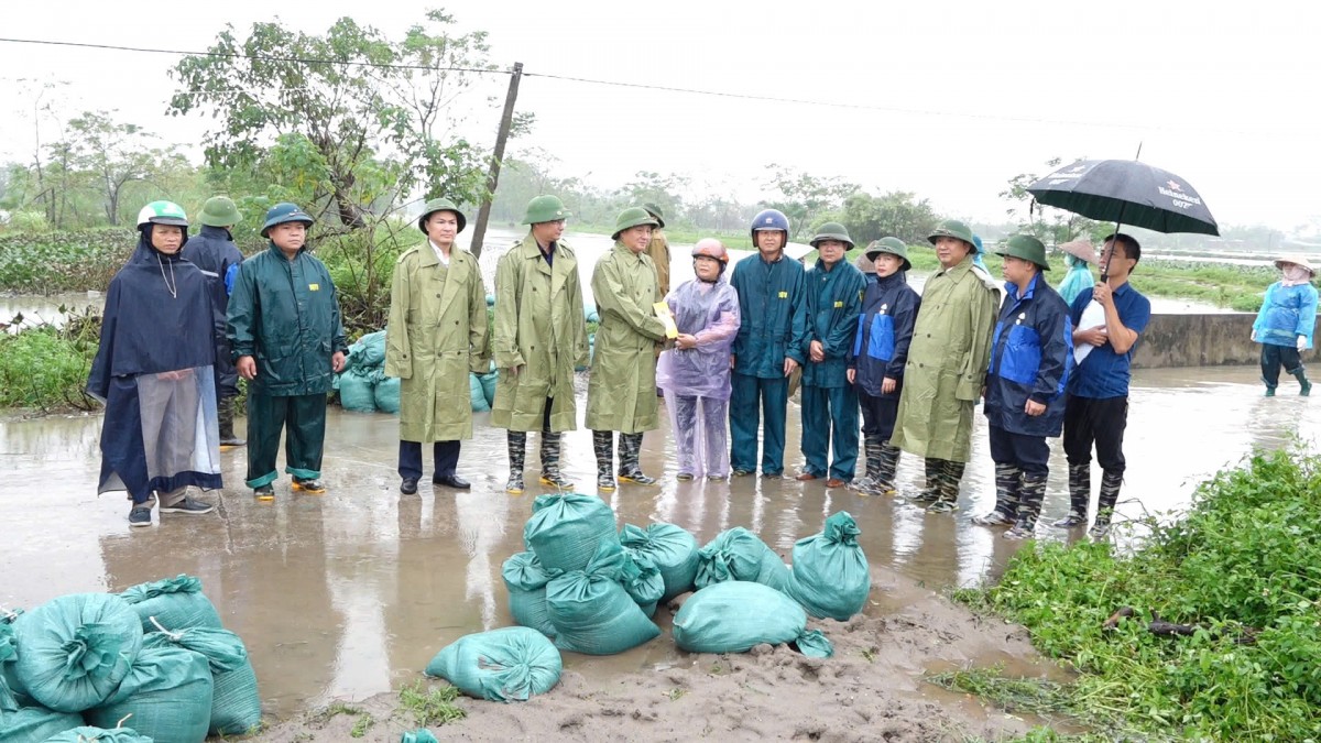 Lãnh đạo huyện Thanh Oai Thăm động viên cán bộ và nhân dân xã Tam Hưng đang làm nhiệm vụ ứng trực mưa bão