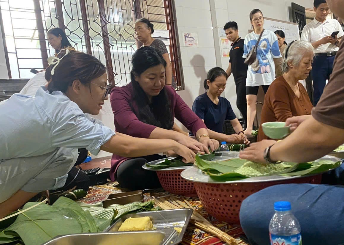 Chủ tịch Ủy ban MTTQ Việt Nam thành phố Hà Nội động viên người dân tại nơi tránh lụt