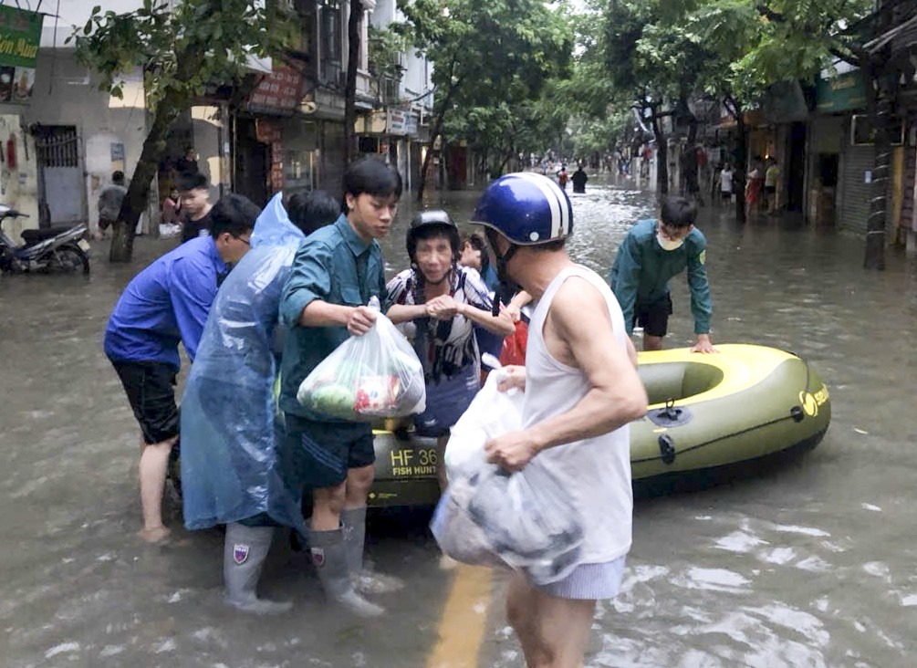 Quận Ba Đình sẵn sàng hoành triệt cửa khẩu khi nước lũ tiếp tục dâng cao