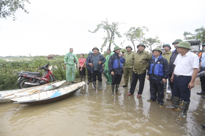 Trung tướng Nguyễn Hải Trung kiểm tra, động viên lực lượng phòng, chống bão lụt tại 2 xã Tráng Việt và Thanh Lâm