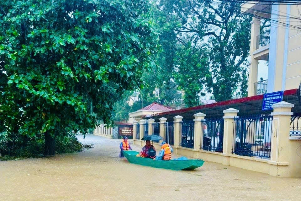 Lực lượng công an và quân đội Thanh Trì dồn lực cứu hộ dân vùng ngập lụt