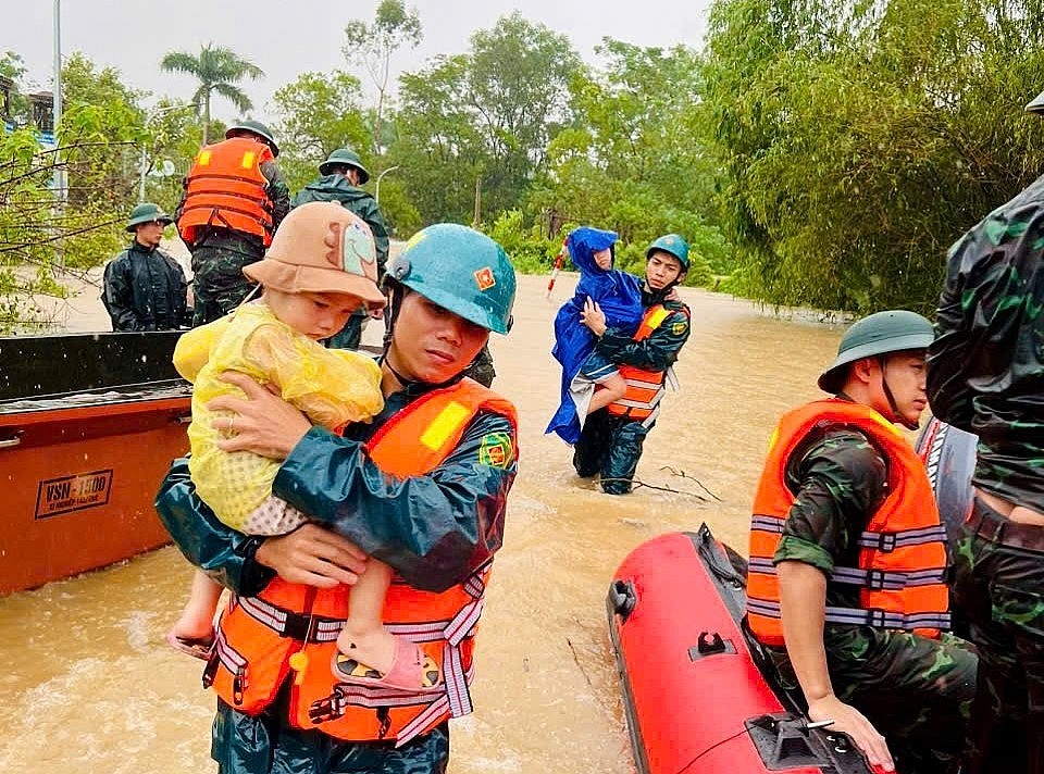 Lực lượng công an và quân đội Thanh Trì dồn lực cứu hộ dân vùng ngập lụt