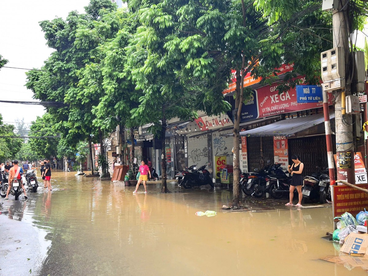 Khu vực ngoài đê Tứ Liên, Tây Hồ: Nước vẫn ngập, hầu hết các hộ dân phải di dời