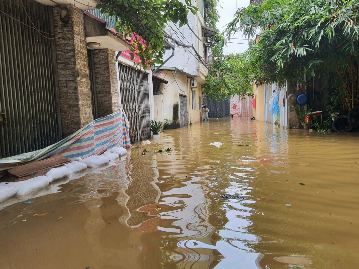 Khu vực ngoài đê Tứ Liên, Tây Hồ: Nước vẫn ngập, hầu hết các hộ dân phải di dời