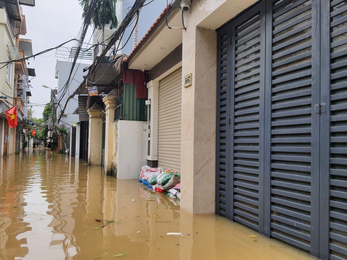 Khu vực ngoài đê Tứ Liên, Tây Hồ: Nước vẫn ngập, hầu hết các hộ dân phải di dời