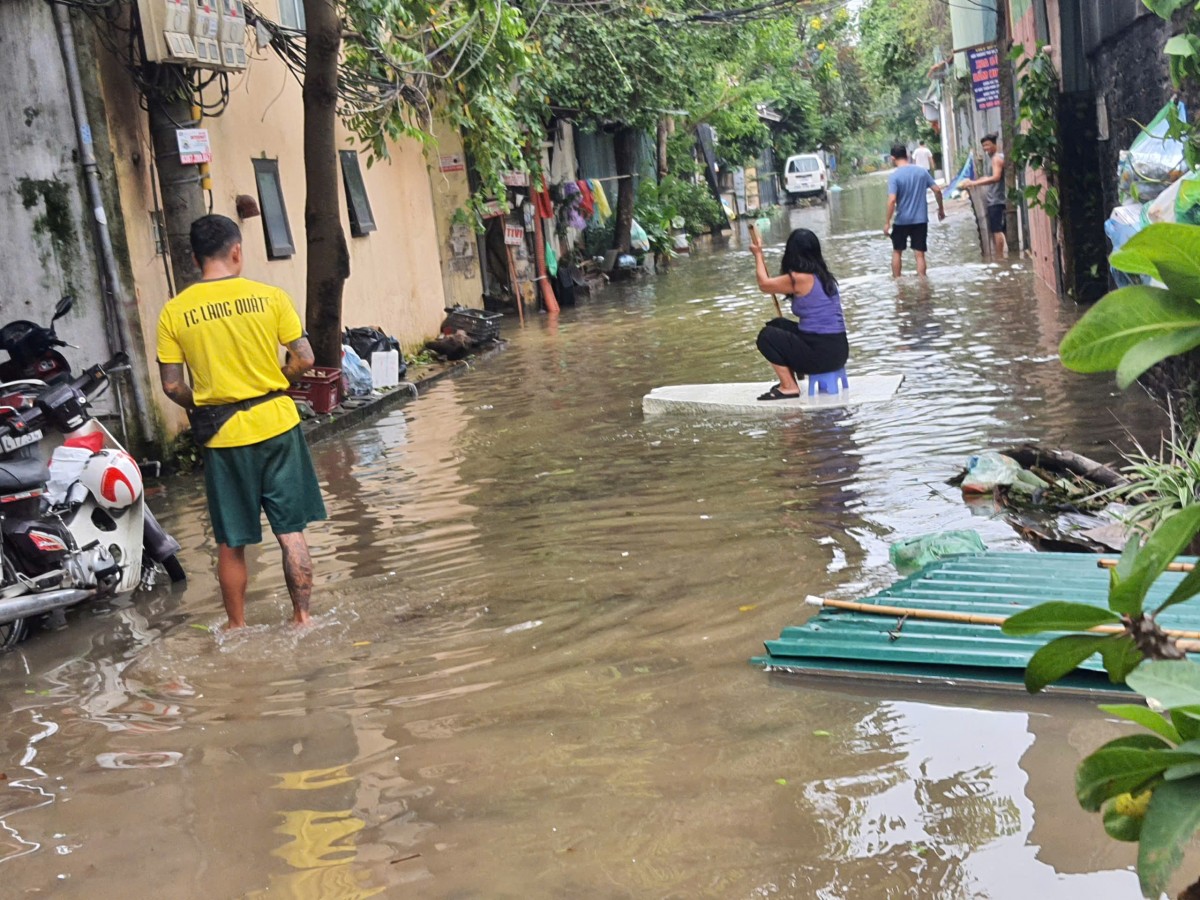 Khu vực ngoài đê Tứ Liên, Tây Hồ: Nước vẫn ngập, hầu hết các hộ dân phải di dời