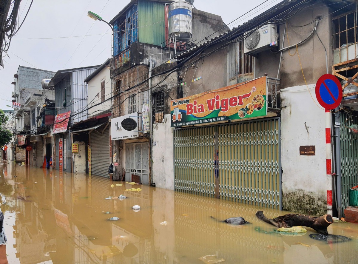 Khu vực ngoài đê Tứ Liên, Tây Hồ: Nước vẫn ngập, hầu hết các hộ dân phải di dời